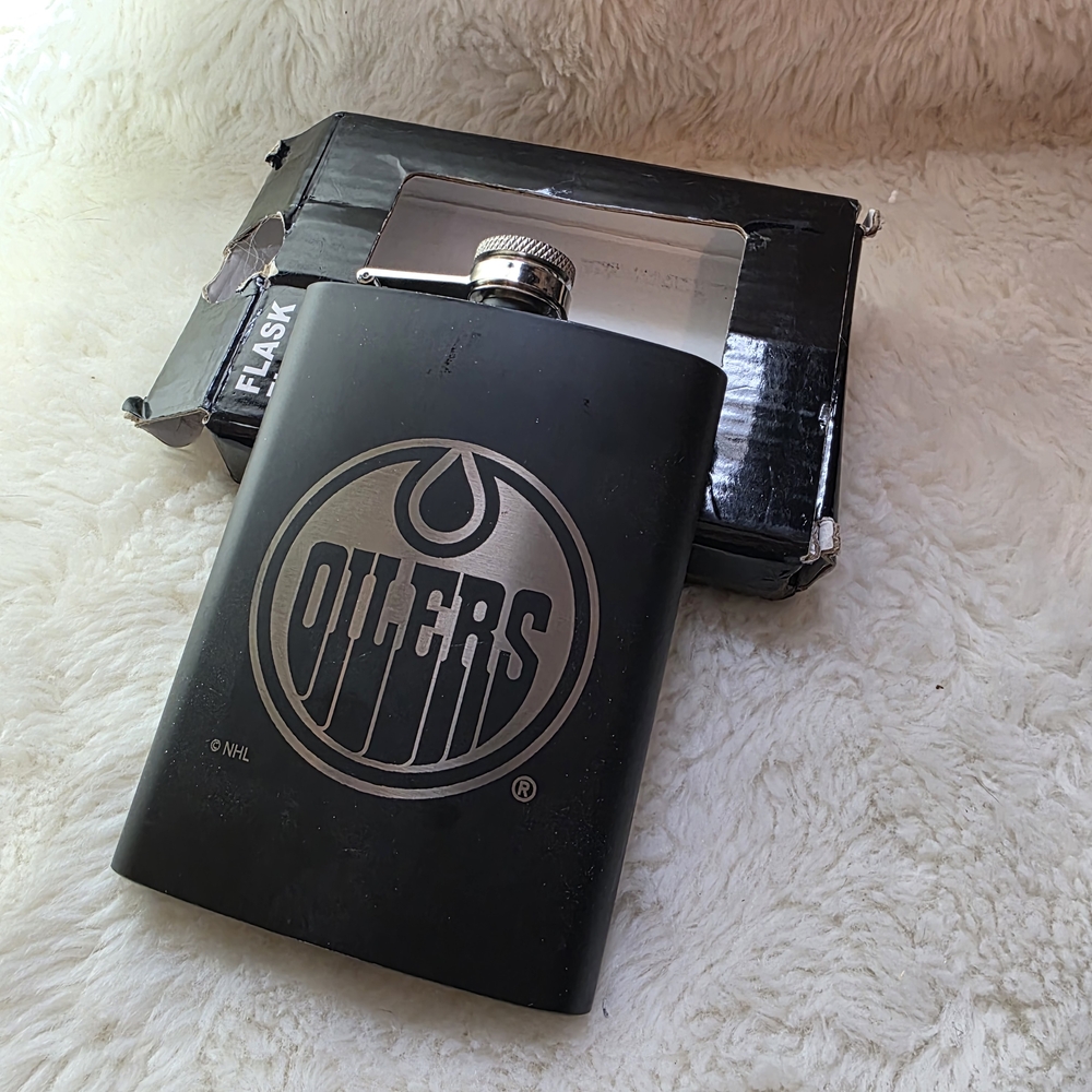NIB Edmonton Oilers Matte Black Laser Etched Stainless Steel Hip Flask Fan Gift